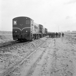 171034 Afbeelding van een goederentrein met stenen, getrokken door twee diesel-electrische locomotieven uit de serie ...